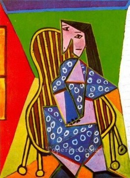 キュービズム Painting - Femme assise dans un fauteuil 1919 キュビズム